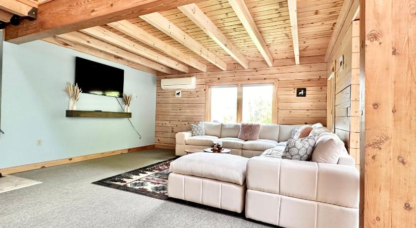 Painted Post (NY) Big Bear Cabin 4-Star Accommodation suite