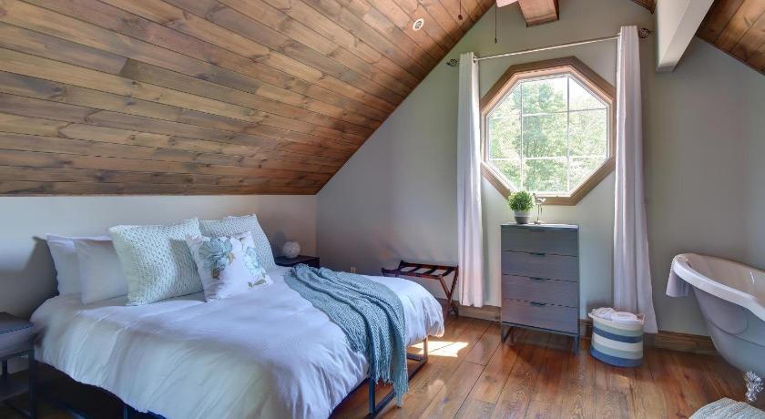 Exclusive, Luxury, King of the Hill - Steam, Dry Sauna and Hot Tub - Mont-Tremblant North Side by Re photo