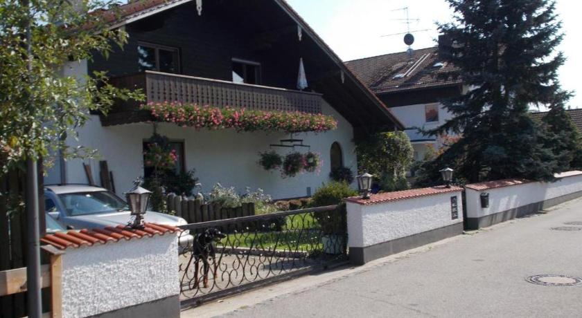 Bruckmühl ROOM in apartment LOT SPACE & option COOKING & BREAKFAST self service & terrace - 9 km from A8 highw 3-Star Guesthouse room