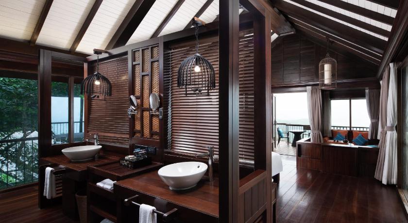 รูปของ(Double Bed or Twin Beds) Hilltop Full Sea View Villa – with Private Bathtub on Balcony 2