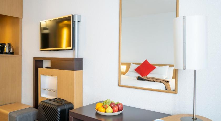 Image of Executive Room 1 Queen bed + convertible Sofa 13