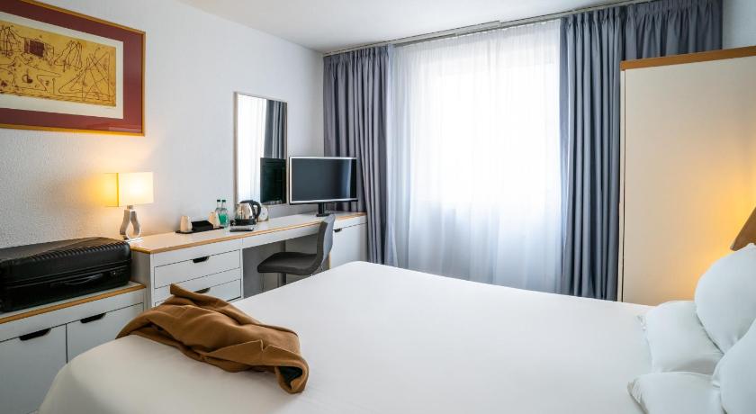 Image of Standard Double room with Accessible Features B athroom 1