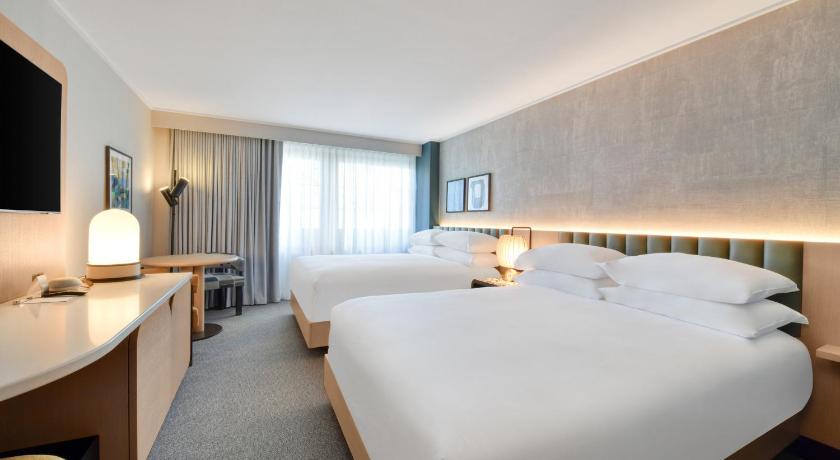 Zdjęcie: Queen Room with Two Queen Beds - Executive Level - Non-Smoking 0