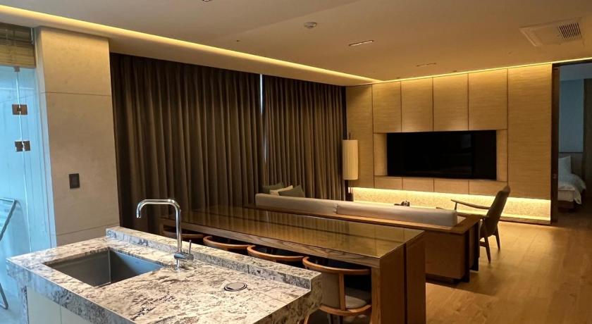Image of Panorama View Royal Suite with Kitchen 5