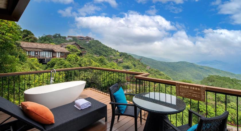 รูปของ(Double Bed or Twin Beds) Hilltop Full Sea View Villa – with Private Bathtub on Balcony 1