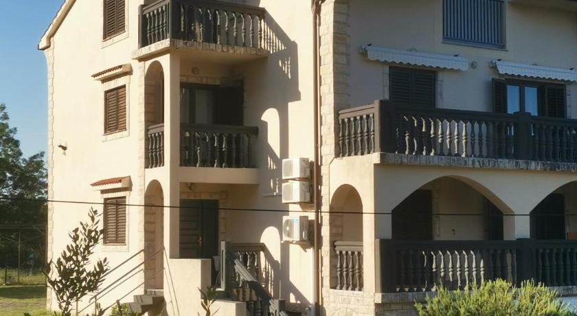 Apartments Basek — Hotel in Rab