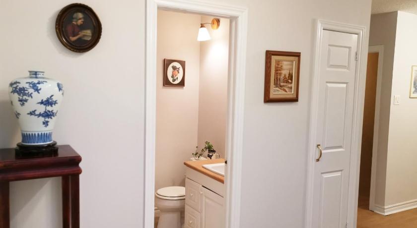 Cozy Private Rm Heart of North York Free Parking Full Kitchen Close to Downtown photo