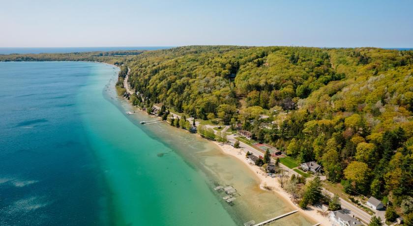 Chimney Corners Resort — Hotel in Traverse City (MI)