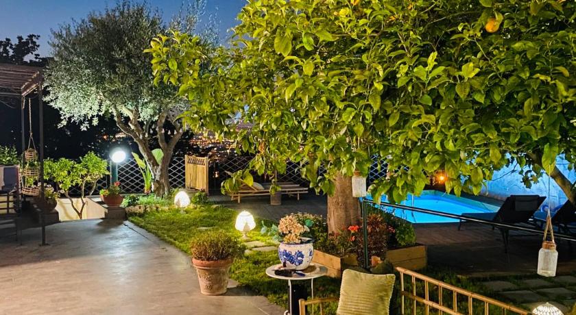 pool &amp; garden Di Massa — Hotel in Castellammare di Stabia