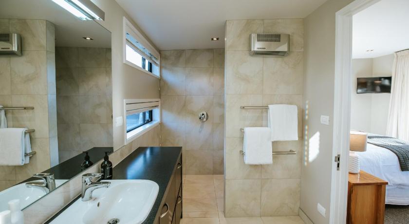 Mt Gold Retreat - Sleeps 8 - Spa Pool - Tennis Court photo