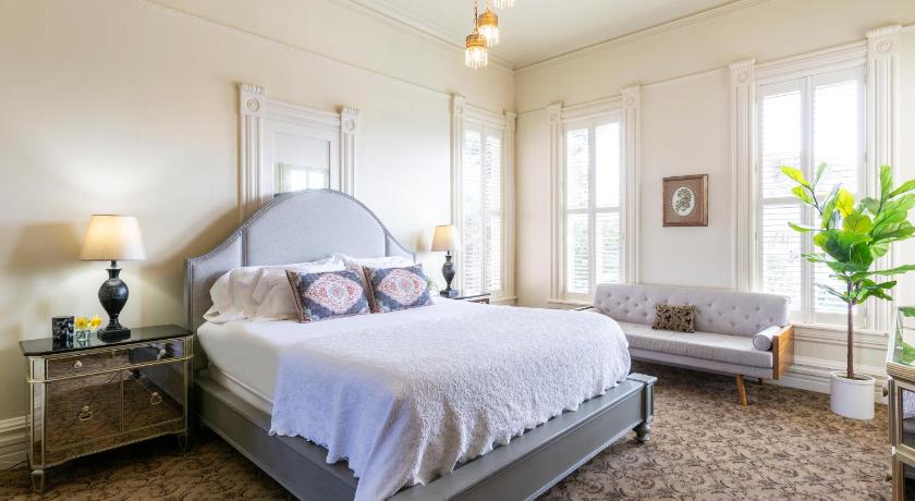 Pinc Lady Mansion