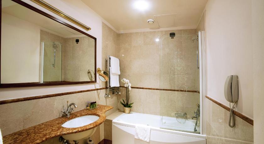 Фото: Семейный номер (для 4 человек) (Family Room (4 people)) 2