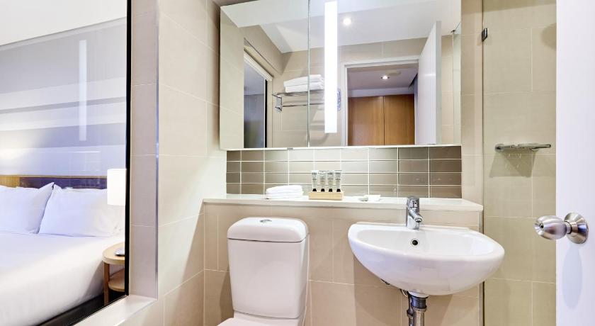 Image of Harbour Bridge View King Room 9