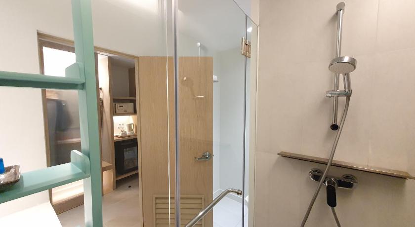 Image of Premier Room 1 King Size Bed, Pool View 6