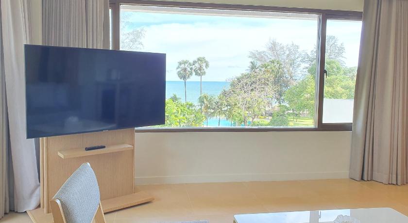 Image of Superior Suite 1 King Size Bed, Sea View, Living Room 7