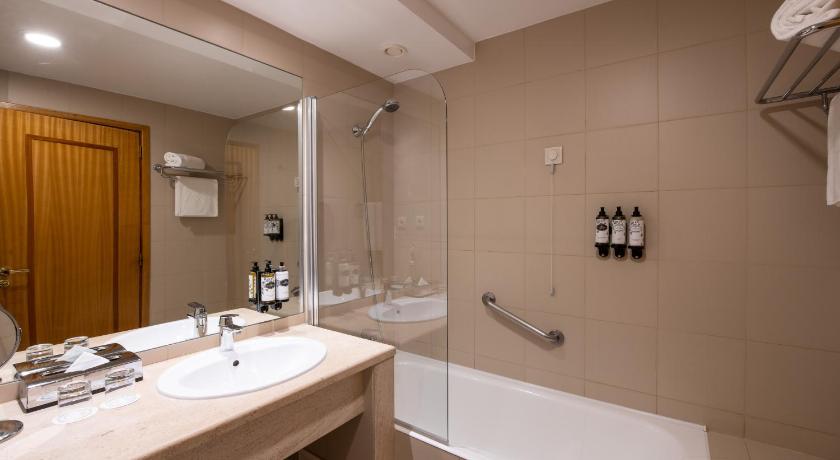 Image of Superior Double or Twin Room with City View 2