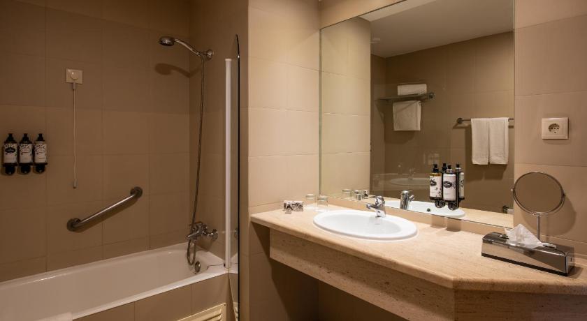 Image of Deluxe Double or Twin Room with Balcony 2