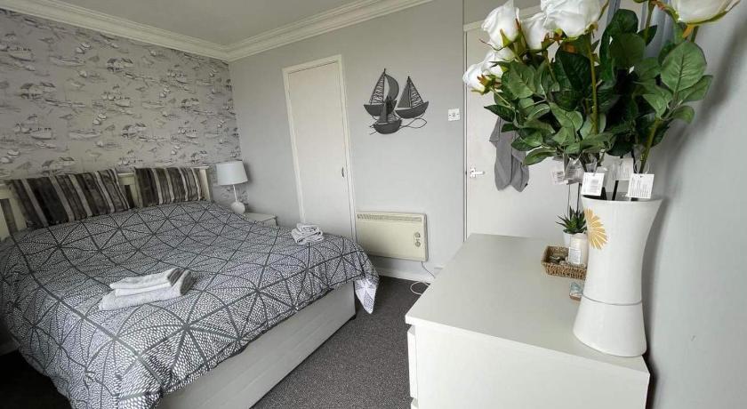 Villa - Sleeps 6 - Pets Ok - Pool - Parking