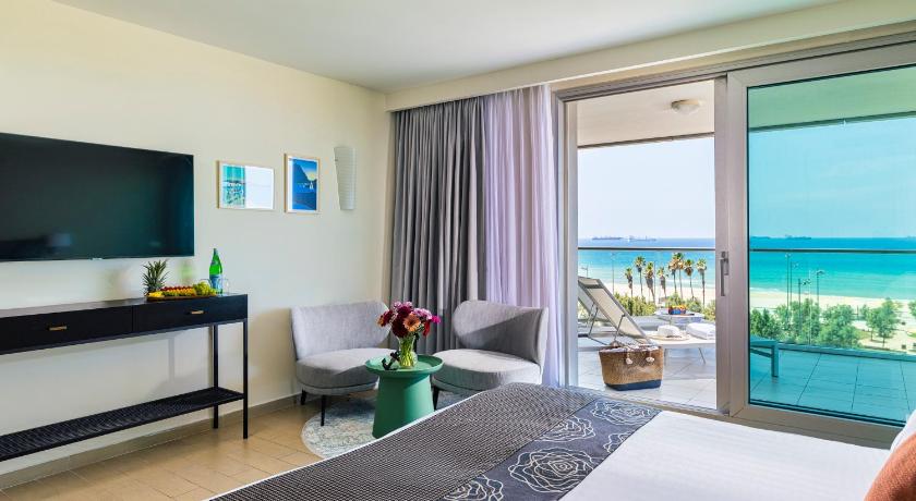 Image of Deluxe Double Room with Balcony and Sea View 4