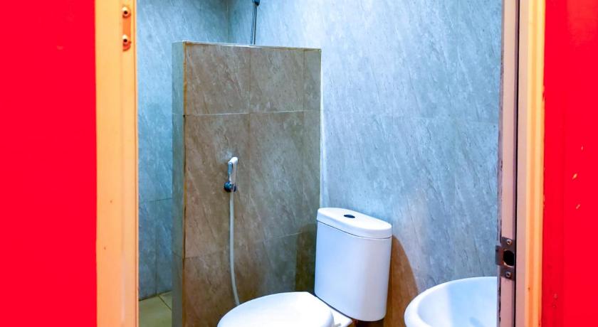 RedDoorz near Jalan Jendral Sudirman – Manado, CA