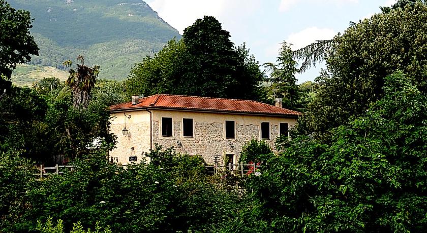 COUNTRY HOUSE