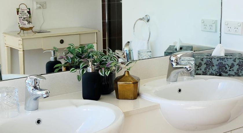 Red Door Collective - RDC Vineyard Estate photo