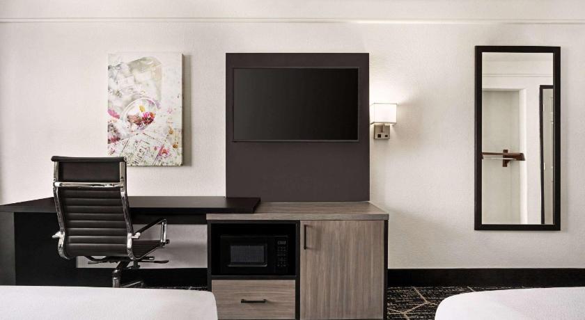 La Quinta Inn & Suites by Wyndham Hesperia Victorville photo