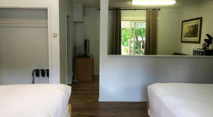 Bavarian Orchard Motel photo