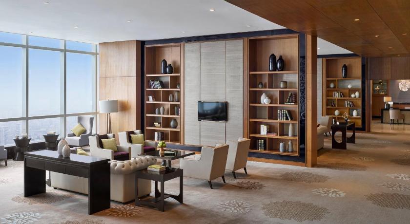 Image of 1 King Junior Suite Club Lounge Access 3