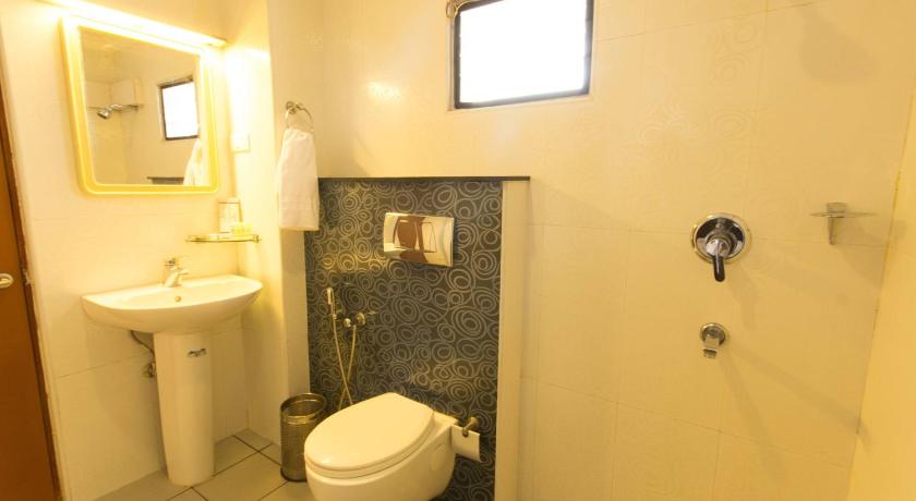 Bathroom, Hotel Aiswarya in Kochi