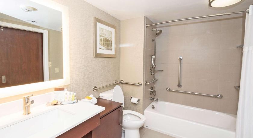 アトランタ DoubleTree Suites by Hilton at The Battery Atlanta 3つ星 ホテル レストラン