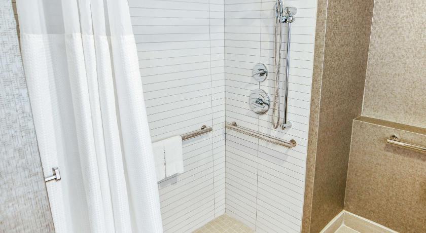 Image of 2 QUEEN BEDS ACCESSIBLE WITH ROLL-IN SHOWER 6