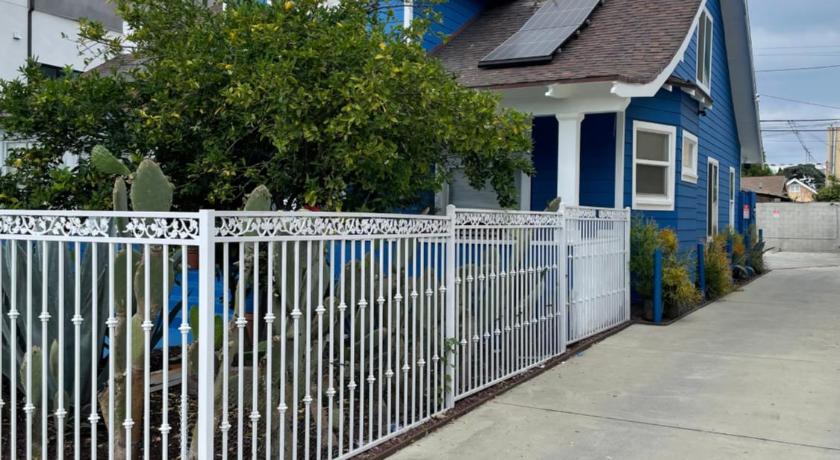 Private Los Angeles Room - Free WIFI, AC, TV, Private Fridge, Kitchen, near USC - Exposition Park -  photo