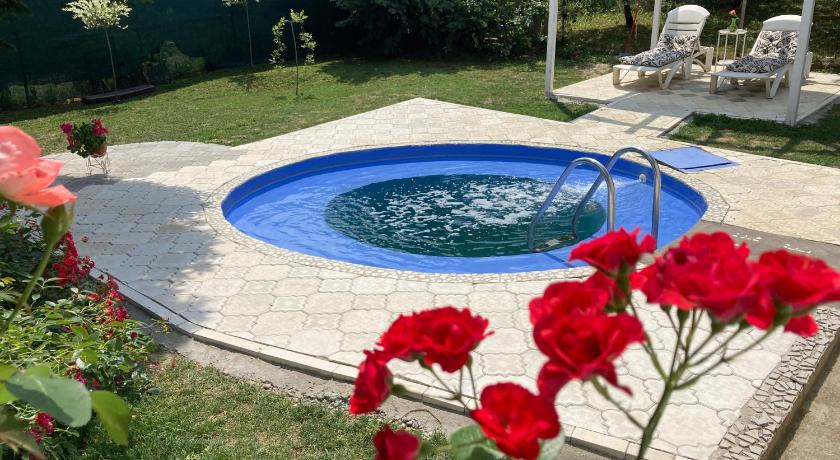 White house-pool and jacuzzi photo