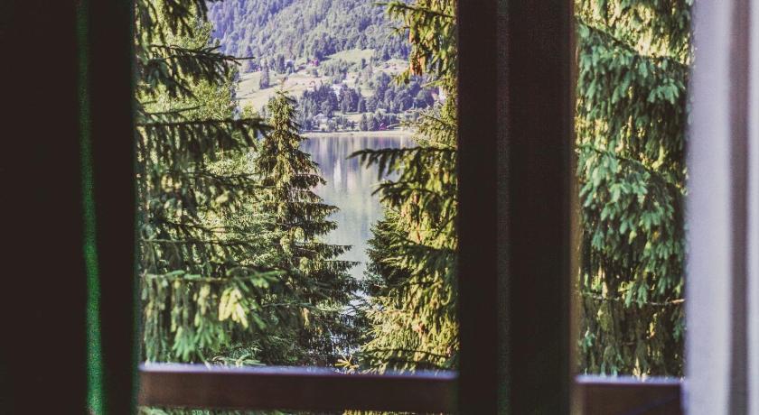 Villa with Private Beach — Hotel in Colibita
