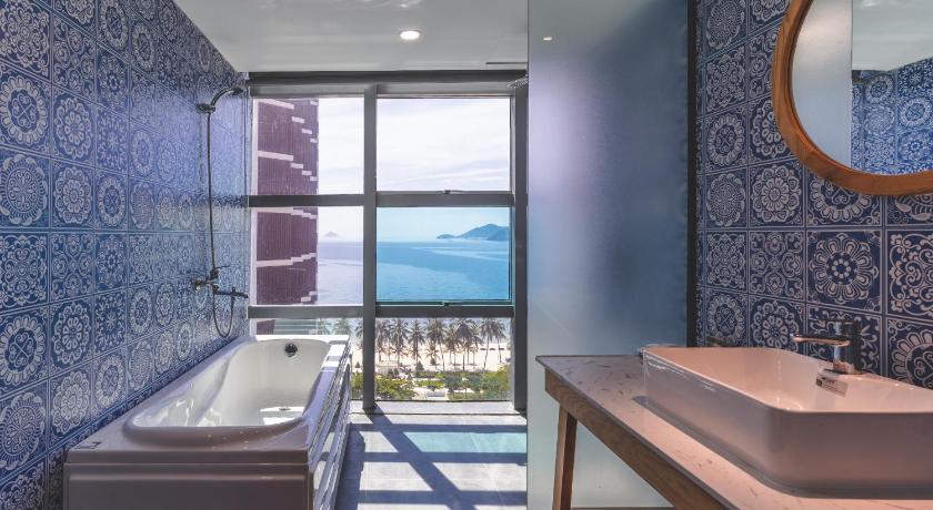 Image of King Suite with Sea View 3