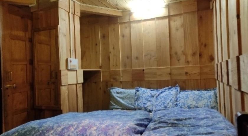 Poonam Mountain Lodge photo