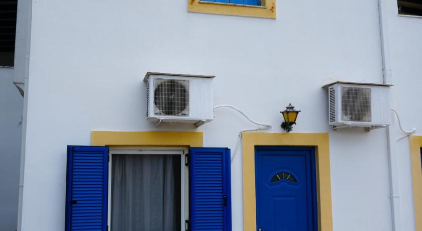 Green Parrot Apartments photo