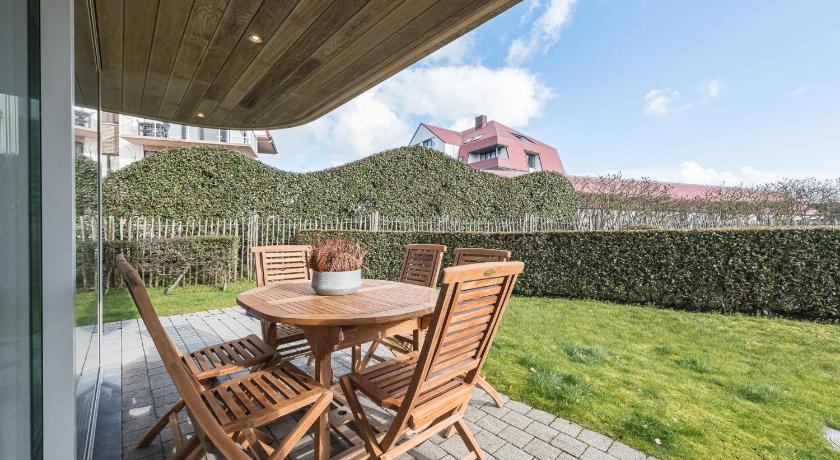Ground floor apartment with large garden - image 12