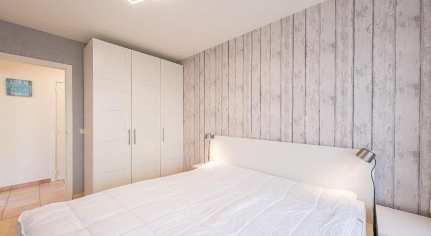 Ground floor apartment with large garden - image 18