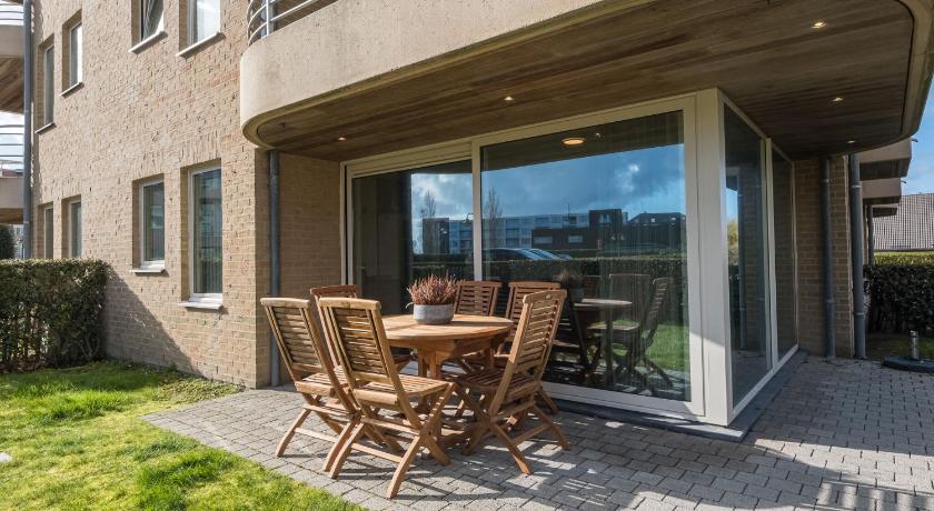 Ground floor apartment with large garden - image 11