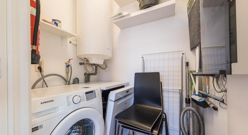 Ground floor apartment with large garden - image 13
