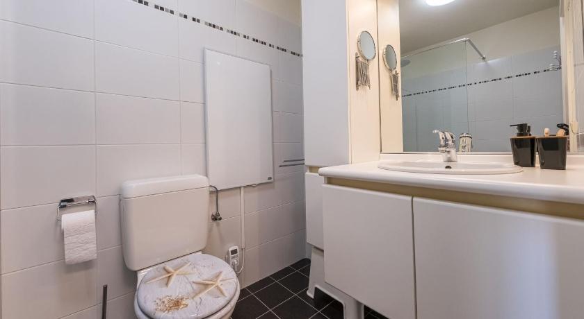 Ground floor apartment with large garden - image 16