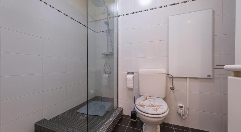 Ground floor apartment with large garden - image 17