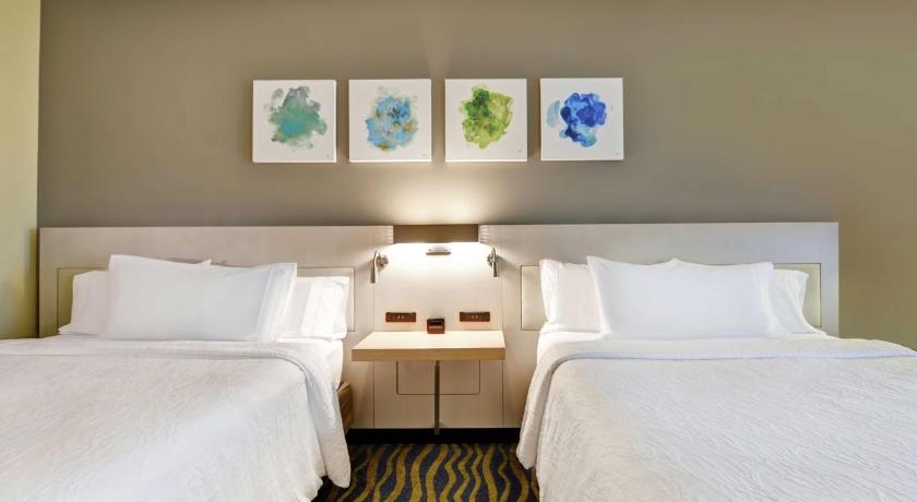 Image of 2 Queen Beds 1