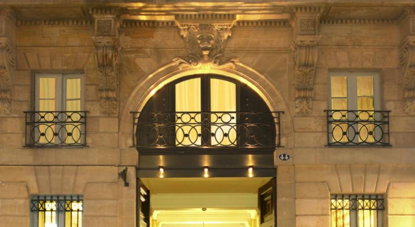 a large building with a clock on the front of it, L'Hotel Particulier Bordeaux in Bordeaux