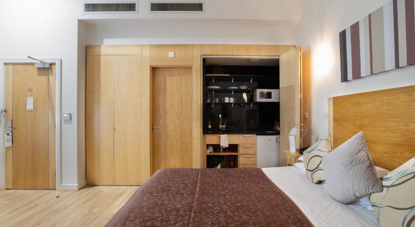Image of Executive Deluxe Studio Suite 8