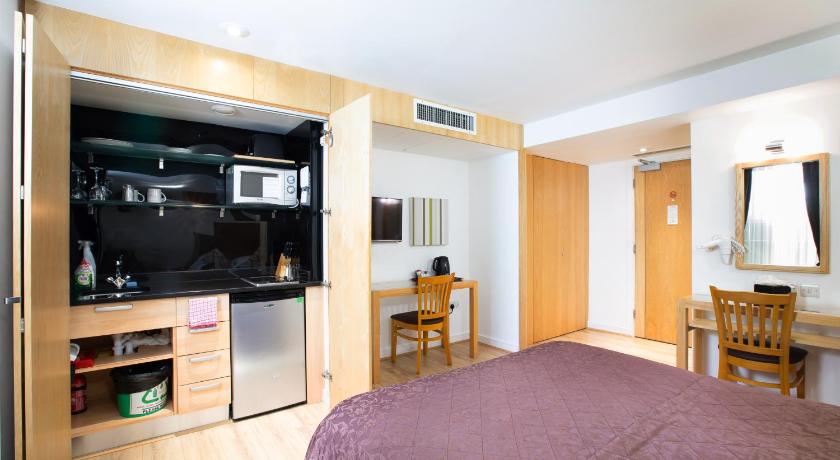 Image of executive studio suite 4