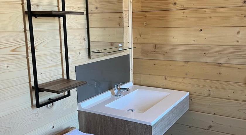 ストラスブール Chalet avec spa, Au Bois Quartois 5つ星 ゲストハウス 外観