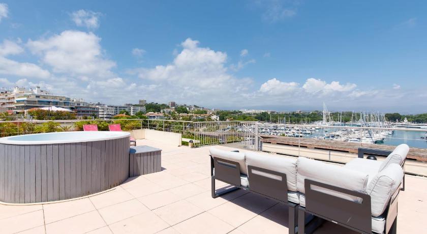 Furnished air-conditioned apartment with panoramic terrace & a parking photo